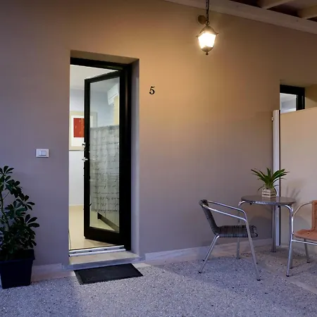 Luxury Retreats In Apartment